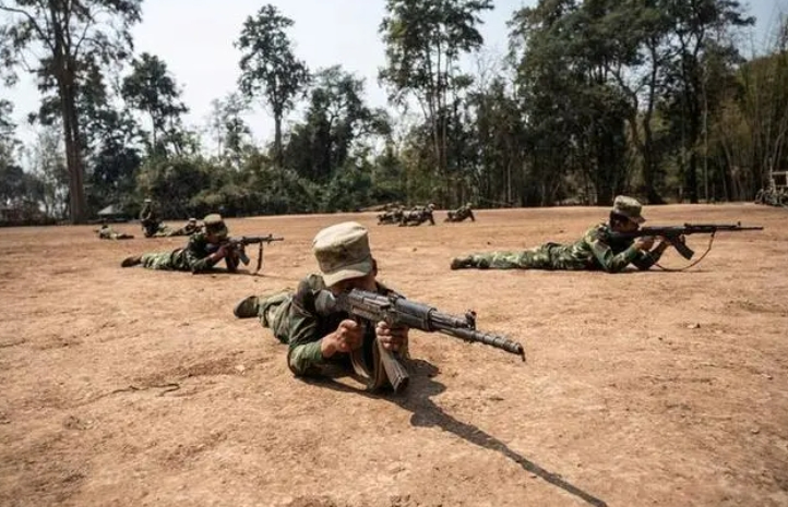 死傷慘重！緬甸內(nèi)戰(zhàn)再度爆發(fā),緬軍被打得潰不成軍,節(jié)節(jié)敗退